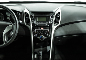 Подержанный автомобиль Hyundai i30 Hatchback 2015 года (14 фото)