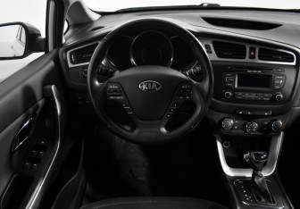 Подержанный автомобиль Kia Ceed Wagon 2015 года (16 фото)