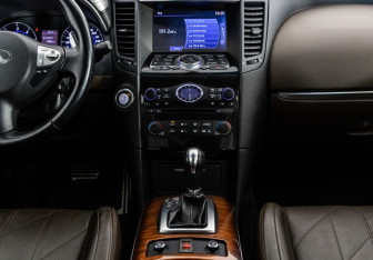 Подержанный автомобиль Infiniti QX70 2015 года (13 фото)