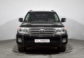 Подержанный автомобиль Toyota Land Cruiser Suv 2012 года (3 фото)