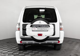 Подержанный автомобиль Mitsubishi Pajero 2011 года (6 фото)