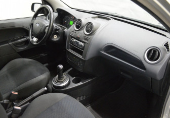 Подержанный автомобиль Ford Fiesta Hatchback 2006 года (11 фото)