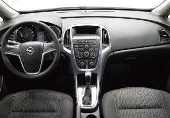 Подержанный автомобиль Opel Astra Hatchback 2013 года (13 фото)