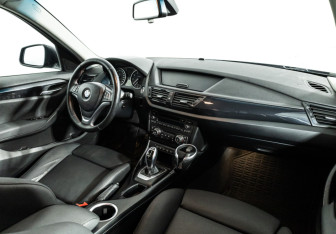 Подержанный автомобиль BMW X1 2013 года (9 фото)