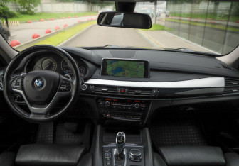 Подержанный автомобиль BMW X6 2015 года (11 фото)