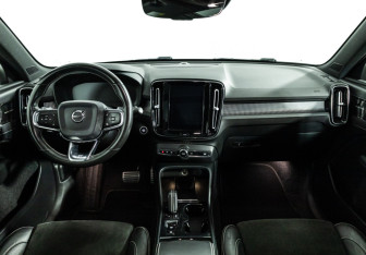 Подержанный автомобиль Volvo XC40 2018 года (13 фото)