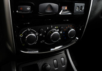 Подержанный автомобиль Nissan Terrano 2014 года (13 фото)