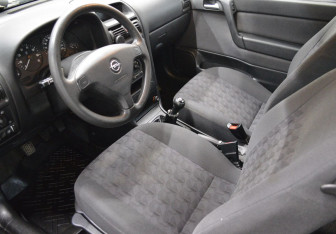 Подержанный автомобиль Opel Astra Hatchback 2003 года (10 фото)