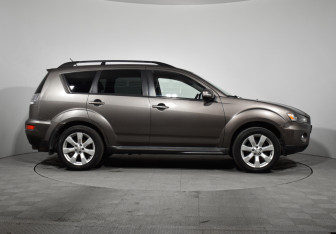Подержанный автомобиль Mitsubishi Outlander 2011 года (4 фото)