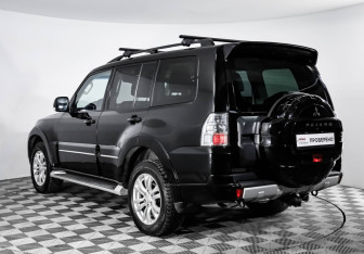 Подержанный автомобиль Mitsubishi Pajero 2013 года (7 фото)
