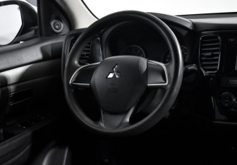 Подержанный автомобиль Mitsubishi Outlander 2018 года (15 фото)