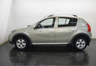 Подержанный автомобиль Renault Sandero 2013 года (8 фото)