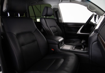 Подержанный автомобиль Toyota Land Cruiser Suv 2016 года (11 фото)