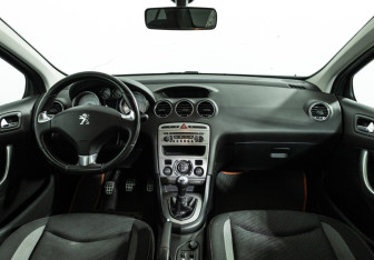 Подержанный автомобиль Peugeot 408 2016 года (13 фото)