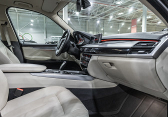 Подержанный автомобиль BMW X5 2015 года (20 фото)