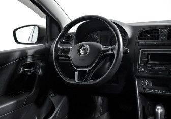 Подержанный автомобиль Volkswagen Polo Sedan 2017 года (15 фото)
