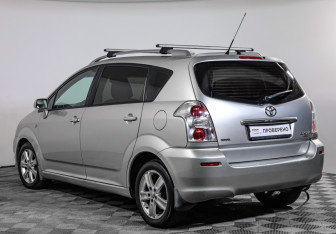 Подержанный автомобиль Toyota Corolla Verso 2007 года (7 фото)