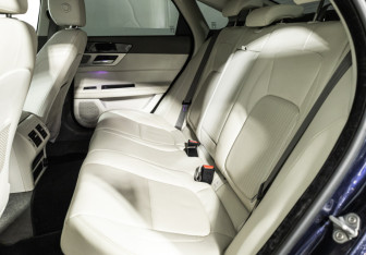 Подержанный автомобиль Jaguar XF Sedan 2017 года (10 фото)