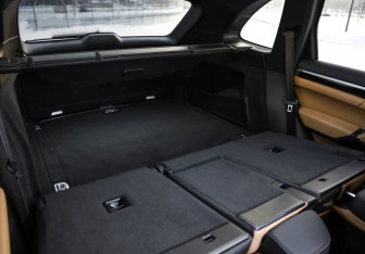 Подержанный автомобиль Porsche Cayenne 2015 года (34 фото)