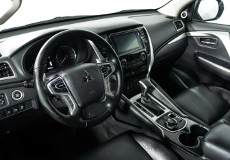 Подержанный автомобиль Mitsubishi Pajero Sport 2018 года (11 фото)