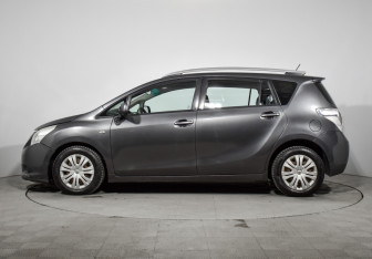 Подержанный автомобиль Toyota Verso 2010 года (8 фото)