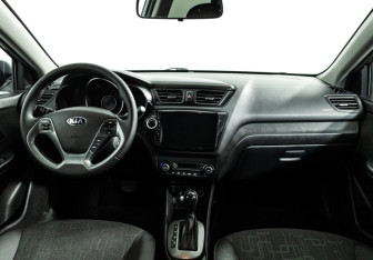 Подержанный автомобиль Kia Rio Hatchback 2017 года (13 фото)