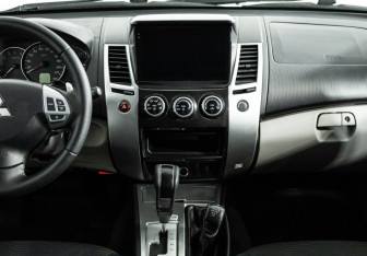Подержанный автомобиль Mitsubishi Pajero Sport 2013 года (14 фото)