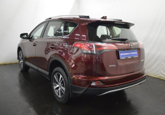 Подержанный автомобиль Toyota RAV4 2017 года (7 фото)