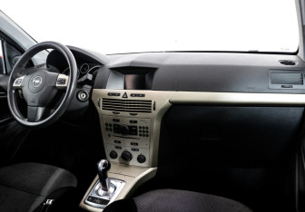 Подержанный автомобиль Opel Astra Hatchback 2008 года (9 фото)