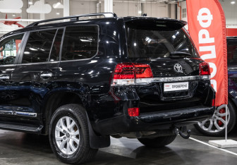 Подержанный автомобиль Toyota Land Cruiser Suv 2018 года (10 фото)