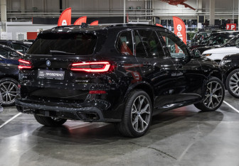 Подержанный автомобиль BMW X5 2022 года (7 фото)