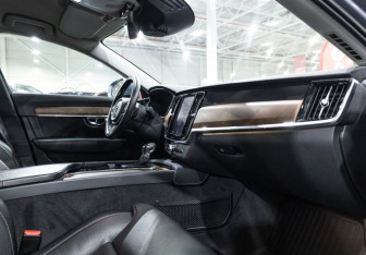 Подержанный автомобиль Volvo S90 2017 года (26 фото)