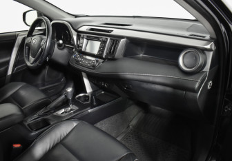 Подержанный автомобиль Toyota RAV4 2016 года (12 фото)