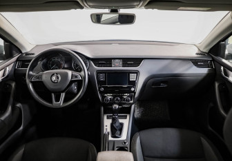 Подержанный автомобиль Skoda Octavia Liftback 2020 года (10 фото)