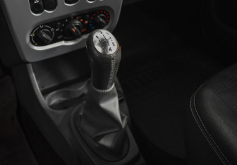 Подержанный автомобиль Renault Sandero 2013 года (15 фото)
