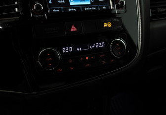 Подержанный автомобиль Mitsubishi Outlander 2017 года (16 фото)