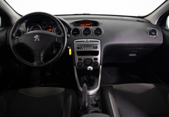 Подержанный автомобиль Peugeot 308 Hatchback 2012 года (9 фото)
