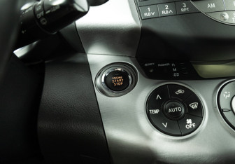 Подержанный автомобиль Toyota RAV4 2007 года (18 фото)