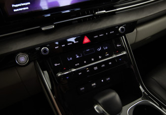 Подержанный автомобиль Kia Carnival 2023 года (16 фото)