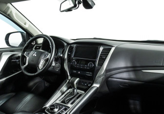 Подержанный автомобиль Mitsubishi Pajero Sport 2018 года (9 фото)
