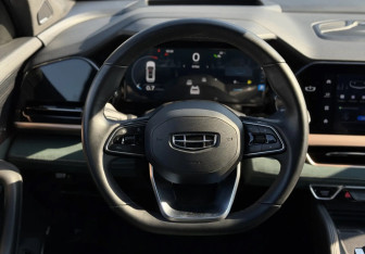 Подержанный автомобиль Geely Monjaro 2023 года (12 фото)