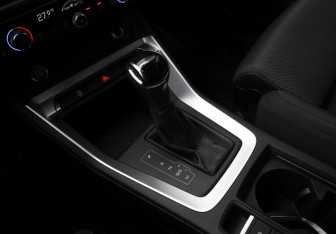 Подержанный автомобиль Audi Q3 2019 года (20 фото)