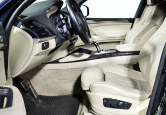 Подержанный автомобиль BMW X5 2012 года (10 фото)