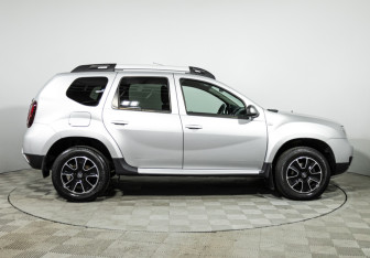 Подержанный автомобиль Renault Duster 2017 года (4 фото)