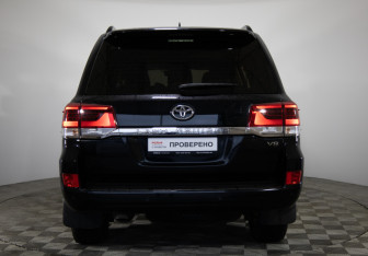 Подержанный автомобиль Toyota Land Cruiser Suv 2015 года (6 фото)