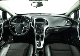 Подержанный автомобиль Opel Astra Hatchback 2013 года (13 фото)