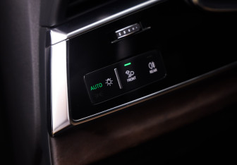 Подержанный автомобиль Audi Q8 2020 года (27 фото)
