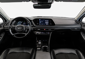 Подержанный автомобиль Hyundai Sonata 2020 года (12 фото)