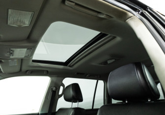Подержанный автомобиль Toyota Land Cruiser Suv 2011 года (15 фото)