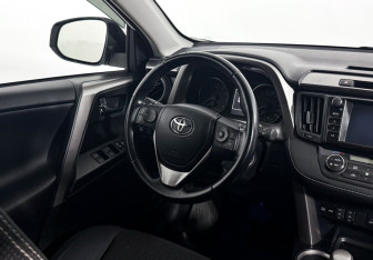 Подержанный автомобиль Toyota RAV4 2016 года (15 фото)